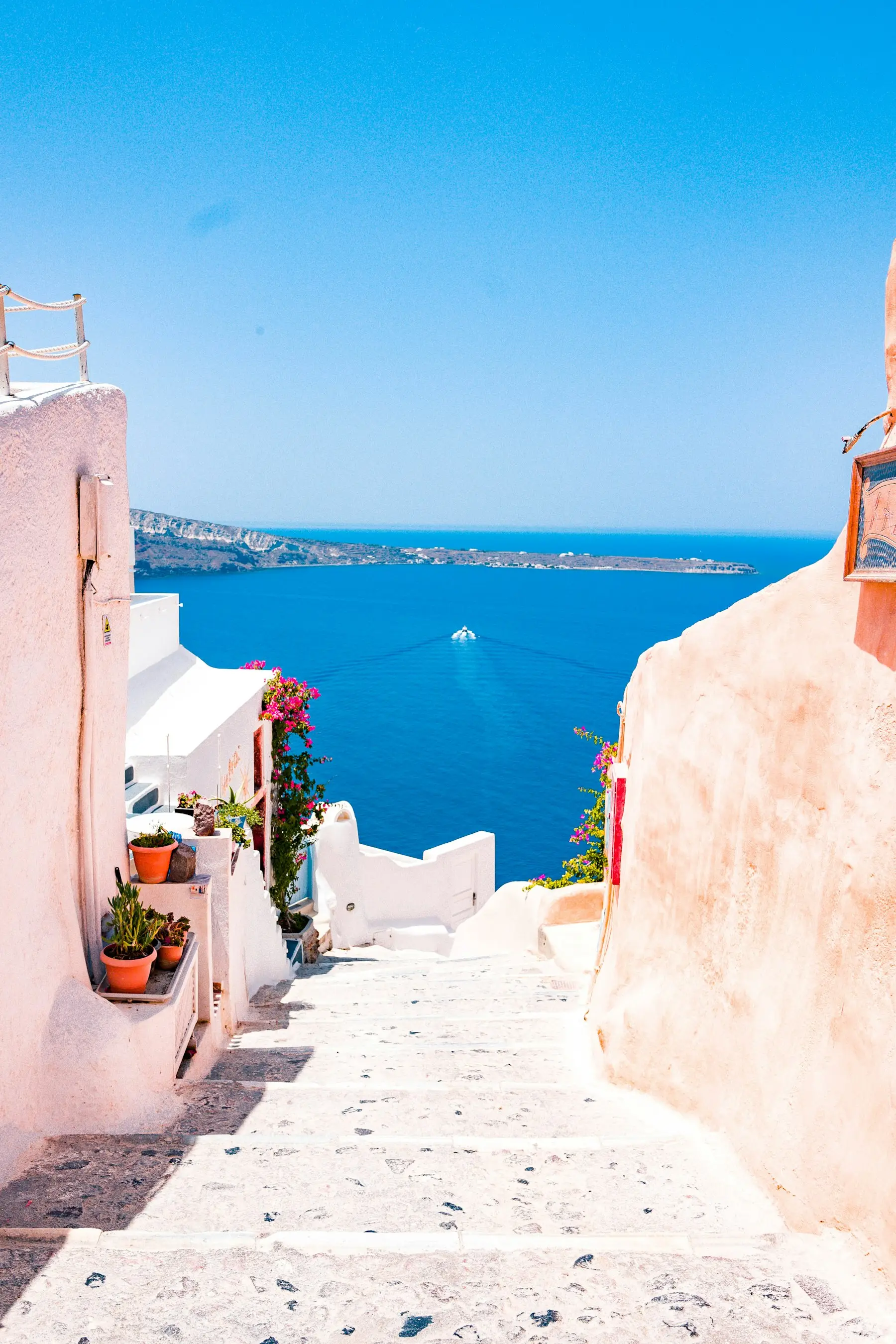 Ruelle blanche et mer bleue en Grèce