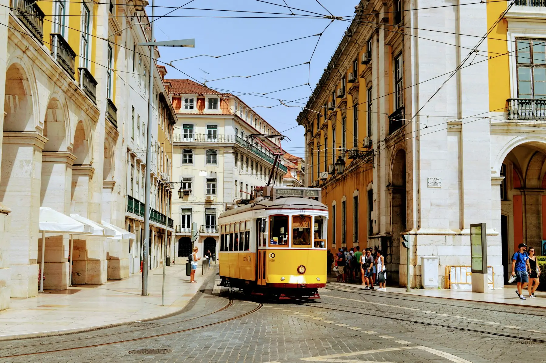 Le célèbre tram jaune de Lisbonne dans une rue du centre
