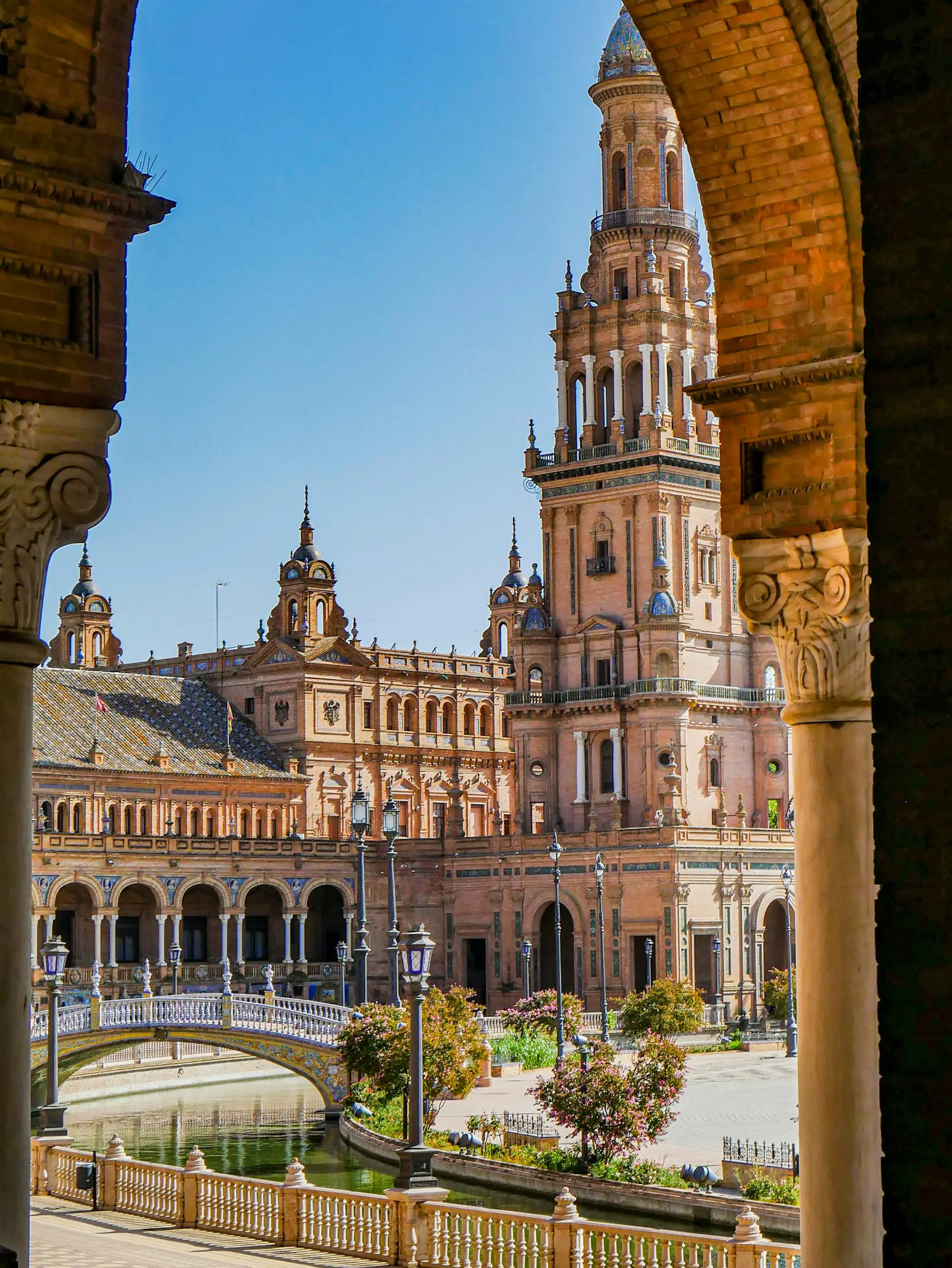 La place d'Espagne de Séville sous un ciel bleu